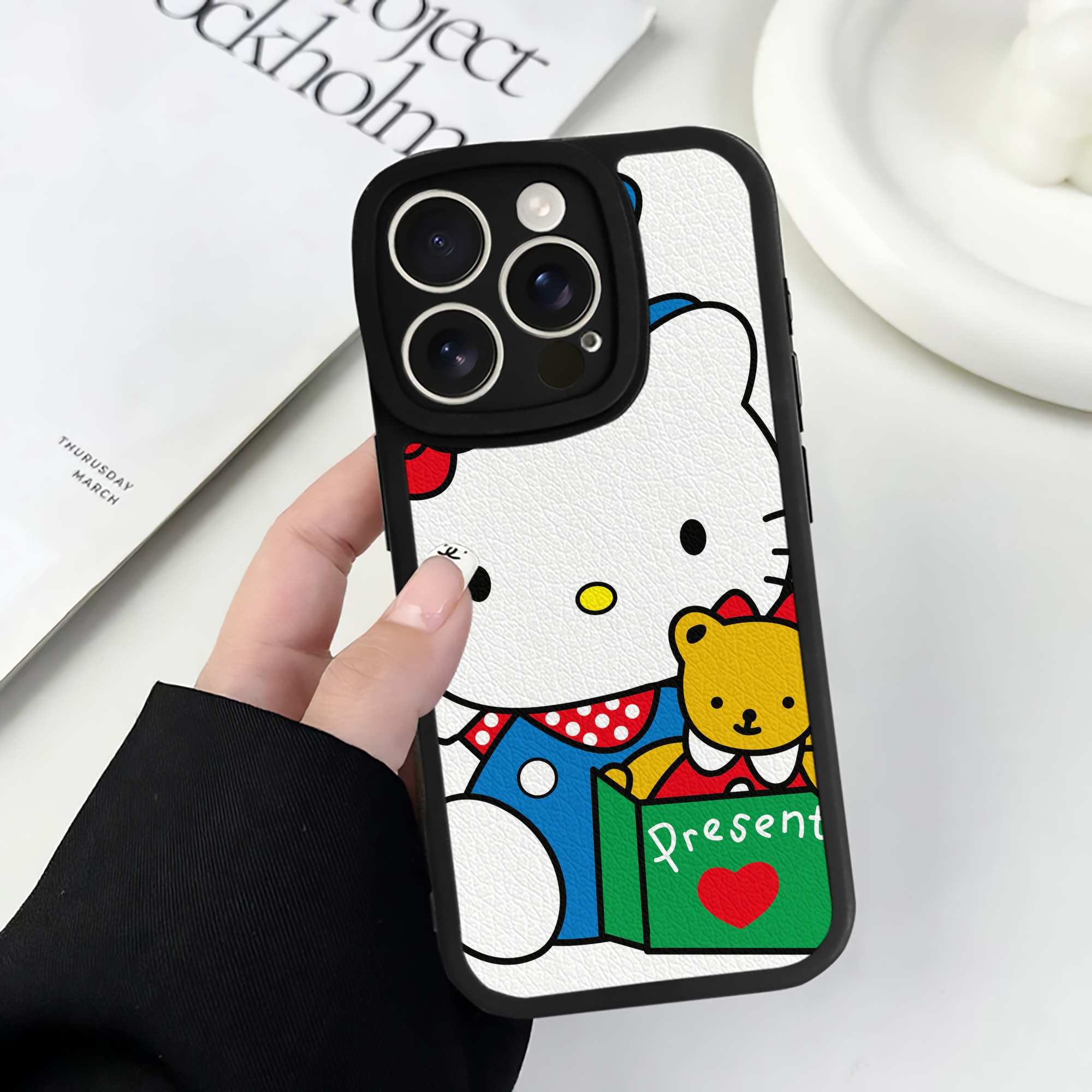 （画像用） Hello Kitty ハローキティ 【iPhone 16シリーズ対応】シリコンスマホケース（レザー調） 材質：シリコン